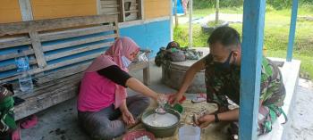 Dilokasi TMMD 110 Bojonegoro, Warga Bersama Satgas Olah Singkong Jadi Gethuk